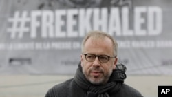 FILE - Christophe Deloire, head of Reporters Without Borders (RSF) is pictured in front of a giant portrait of Algerian journalist Khaled Drareni in Paris, Oct.15, 2020. Deloire died on June 8 at 53.
