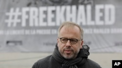 Christophe Deloire, kepala Reporters Without Borders (RSF), berdiri di depan foto jurnalis Aljazair yang terbunuh, Khaled Drareni, di Paris, 15 Oktober 2020. Deloire tutup usia pada 8 Juni 2024 dalam usia 53 tahun.