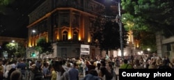 Građani tokom 16. protesta Srbija protiv nasilja, ispred zgrade Predsedništva Srbije, u Beogradu, 19. avgusta 2023. (Foto: FoNet)