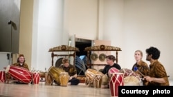 Para pemain kendang ensembel gamelan Sunda, Universitas Pittsburgh, saat tampil dalam sebuah pagelaran. (Foto: Courtesy of Firdaus)