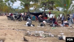 ARCHIVO - Migrantes en carpas improvisadas a la espera de salir en lanchas hacia Acandí, la población colombiana que sirve de entrada a la peligrosa selva del Darién. Foto tomada en 2021.