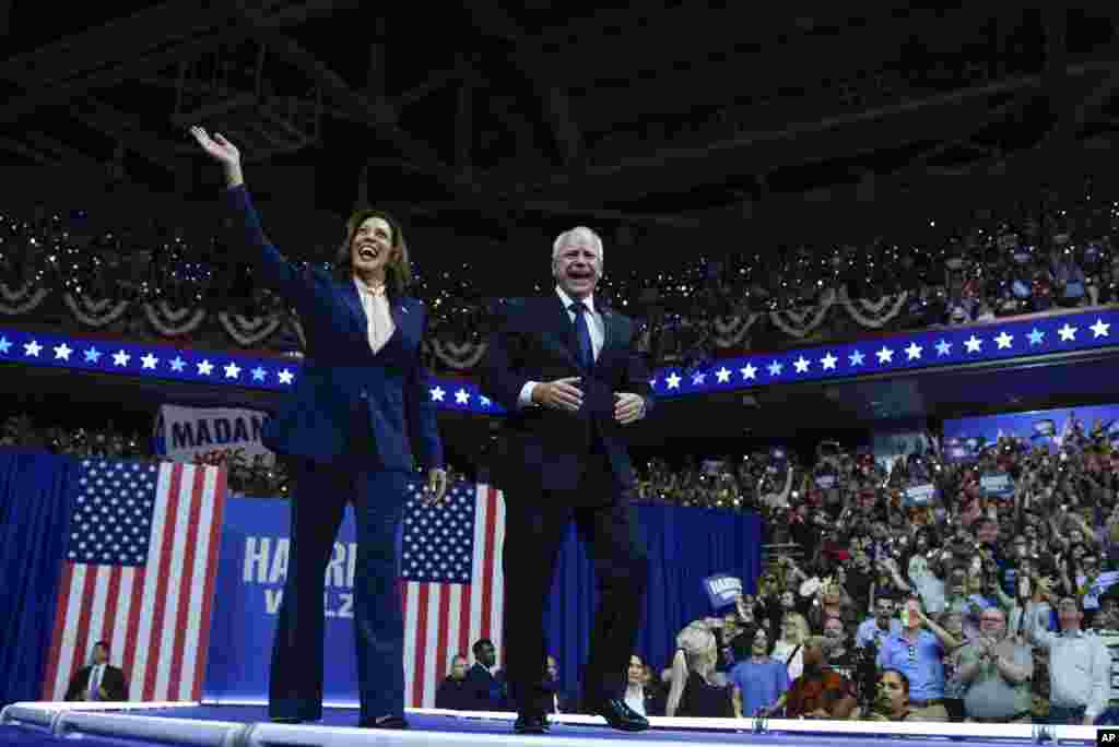 Calon presiden dari Partai Demokrat, Wapres AS Kamala Harris dan pasangannya, Gubernur Minnesota Tim Walz, tiba di sebuah rapat umum kampanye di Philadelphia, Pennsylvania, 6 Agustus 2024. (AP)