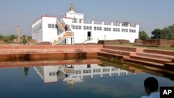 FILE- Sayamongkhoun Alexandera (kanan) biksu Buddha dari Perancis, berdoa di depan tempat kelahiran Sang Buddha, di Lumbini, sekitar 290 kilometer barat daya Katmandu, Nepal, 30 November 2004. (Binod Joshi/AP)