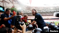 Lionel Messi celebra la medalla de oro en los Juegos Olímpicos de Pekín en 2008. Crédito obligatorio: Jason O'Brien/Action Images Livepic