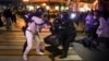 Arhiva - Policija hapsi dva mlada demonstranta u Moskvi, Rusija, 21. septembra 2022.