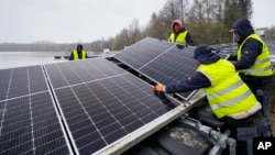2022年4月1日，太阳能电池板安装在德国哈尔滕的一个湖上。（美联社照片）