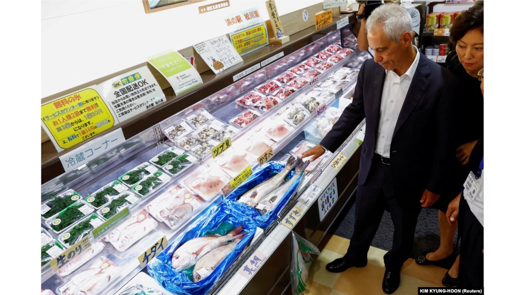 Duta Besar AS untuk Jepang Rahm Emanuel melihat ikan hasil tangkapan lokal di Pasar Ikan Hamanoeki selama kunjungannya untuk menunjukkan dukungannya terhadap pembuangan air dari PLTN Fukushima, Jepang, 31 Agustus 2023 .(Foto: REUTERS/Kim Kyung-Hoon)