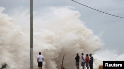 Njerëzit qëndrojnë përballë valëve buzë detit ndërkohë që uragani Beryl shkon drejt pjesës jugore të ishullit, në Santo Domingo të Republikës Dominikane më 2 korrik, 2024/Reuters