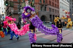 Parade tahunan Tahun Baru Imlek di lingkungan pecinan yang terkenal di San Francisco, California, AS 19 Februari 2022. (Foto: REUTERS/Brittany Hosea-Small)