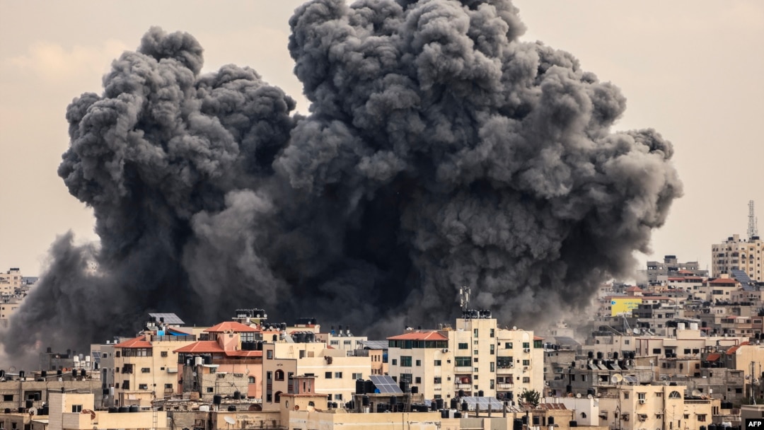 Moshi mkubwa ukiwa umetanda katika anga ya Mji wa Gaza wakati wa shambulizi la anga la Israel Oktoba 9, 2023. Picha na MAHMUD HAMS / AFP. 