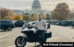 Roman Nedielka di Washington D.C dengan mengendarai sepeda motor bertenaga listrik. (Foto: Dok Pribadi)