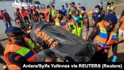 Tim SAR membawa jenazah pengungsi Rohingya yang ditemukan di laut setelah kapal yang mereka tumpangi terbalik di lepas pantai dekat Calang, Kabupaten Aceh Jaya, Aceh, 23 Maret 2024. (Foto: Antara/Syifa Yulinnas via REUTERS)