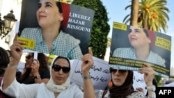 Protes yang menyerukan pembebasan Hajar Raissouni, seorang jurnalis Maroko yang dijatuhi hukuman satu tahun penjara karena "aborsi ilegal" dan hubungan seksual di luar nikah, di Rabat, 2 Oktober 2019. (Foto: AFP)