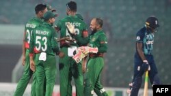 চট্টগ্রামের জহুর আহমেদ চৌধুরী স্টেডিয়ামে বাংলাদেশ এবং ইংল্যান্ডের মধ্যে তৃতীয় একদিনের আন্তর্জাতিক ক্রিকেট ম্যাচ জিতে যাওয়ার পর উল্লাস করছেন বাংলাদেশের খেলোয়াড়রা। ৬ মার্চ, ২০২৩। (ছবি-মুনির উজ জামান/এএফপি)