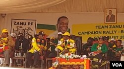 UMongameli Emmerson Mnangagwa lomsekeli wakhe uMnu. Constantino Chiwenga besemhlanganweni webandla leZanU PF eCowdray Park koBulawayo.