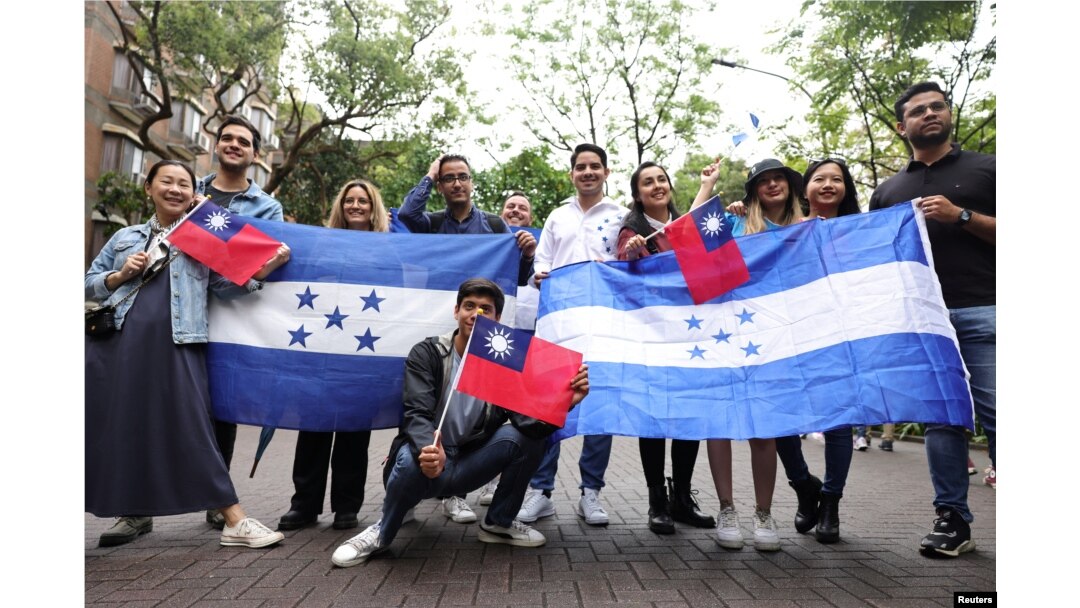 Sekelompok warga Honduras dan Taiwan berfoto saat berkumpul untuk mendukung hubungan antara Taiwan dan Honduras, di kampus Universitas Nasional Taiwan, di Taipei, Taiwan, 25 Maret 2023. (Foto: Reuters)