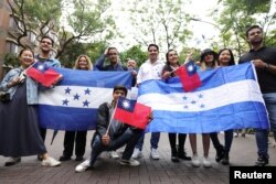 Sekelompok warga Honduras dan Taiwan berfoto saat berkumpul untuk mendukung hubungan antara Taiwan dan Honduras, di kampus Universitas Nasional Taiwan, di Taipei, Taiwan, 25 Maret 2023. (Foto: Reuters)