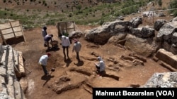 Kilise yakınlarındaki taş ocağında Türkiye’nin eski çağlardan kalma en büyük çocuk mezarlarından biri ortaya çıkarıldı.