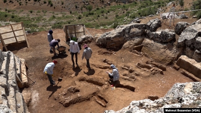 Kilise yakınlarındaki taş ocağında Türkiye’nin eski çağlardan kalma en büyük çocuk mezarlarından biri ortaya çıkarıldı