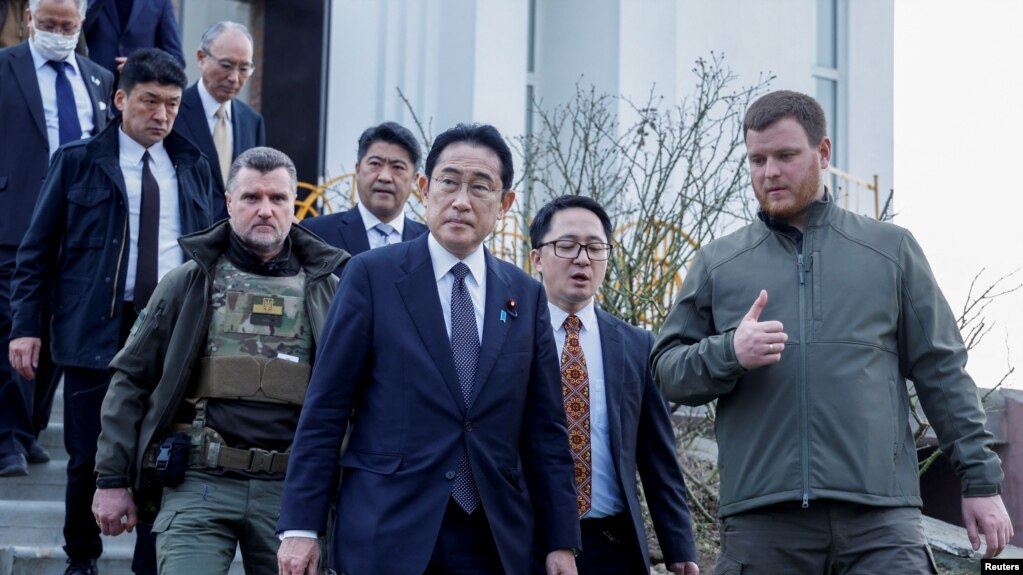 日本首相岸田文雄在2023年3月21日突访乌克兰。图为岸田文雄在发生过大屠杀的布查镇视察。(photo:VOA)