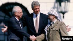 Слева направо: премьер Израиля Ицхак Рабин, президент США Билл Клинтон и глава ООП Ясир Арафат в Вашингтоне, сентябрь 1993 года.