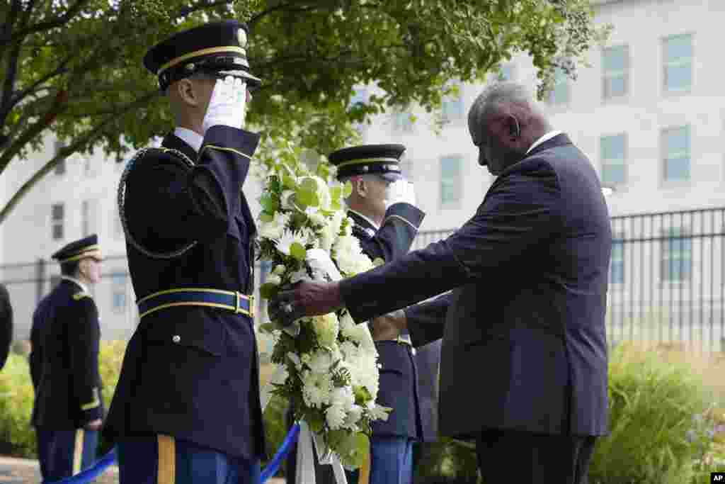 El Secretario de Defensa Lloyd Austin organiza una ceremonia de conmemoración en el Monumento Nacional del Pentágono en honor a las 184 personas que murieron en el ataque terrorista al Pentágono en 2001, en Washington.&nbsp;
