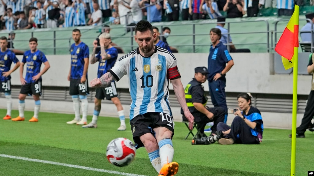 Lionel Messi de Argentina lanza un tiro de esquina durante el partido amistoso contra Australia en el Estadio de los Trabajadores en Beijing, China, el jueves 15 de junio de 2023. (Foto AP/Andy Wong)
