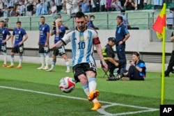 Lionel Messi melakukan sepak pojok saat pertandingan sepak bola persahabatan melawan Australia di Stadion Buruh di Beijing, China, Kamis, 15 Juni 2023. (Foto: AP)