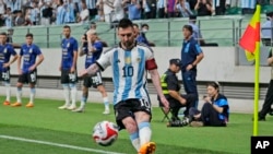 Lionel Messi de Argentina lanza un tiro de esquina durante el partido amistoso contra Australia en el Estadio de los Trabajadores en Beijing, China, el jueves 15 de junio de 2023. (Foto AP/Andy Wong)