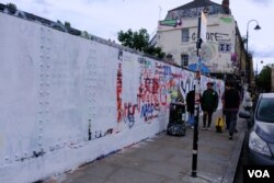 在伦敦时间星期一下午的涂鸦胜地红砖巷大部分被中国学生涂上的“中国社会主义核心价值观”字句已经被人用其他涂鸦作品或涂上白油覆盖（美国之音/郑乐捷)