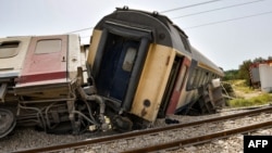 Le conducteur du train a été tué lorsque la locomotive s'est renversée à l'entrée de la gare de Msaken. 