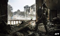 Российский солдат в разрушенном здании Мариуполя