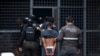 Policías ecuatorianos escoltan a presuntos miembros del grupo criminal "Los Lobos" durante un operativo tras atacar un puesto policial en Guayaquil, Ecuador, el 14 de enero de 2024. El Departamento del Tesoro de EEUU impuso sanciones a la banda y su líder el 6 de junio de 2024.