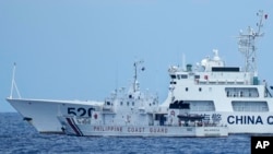 2023年4月23日，一艘中国海警船在南中国海有争议海域拦截菲律宾的海岸警卫队巡逻船，险些造成撞船事故。