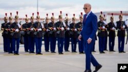 Presiden AS Joe Biden disambut oleh pasukan kehormatan Prancis setelah tiba di bandara Orly, selatan Paris, Rabu, 5 Juni 2024. Biden berada di Prancis untuk memperingati ulang tahun ke-80 "D-Day".