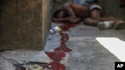 El cadáver del humorista conocido como 'Sexy' yace en el suelo tras ser asesinado a tiros por unos desconocidos, en Puerto Príncipe, el 3 de marzo de 2023.