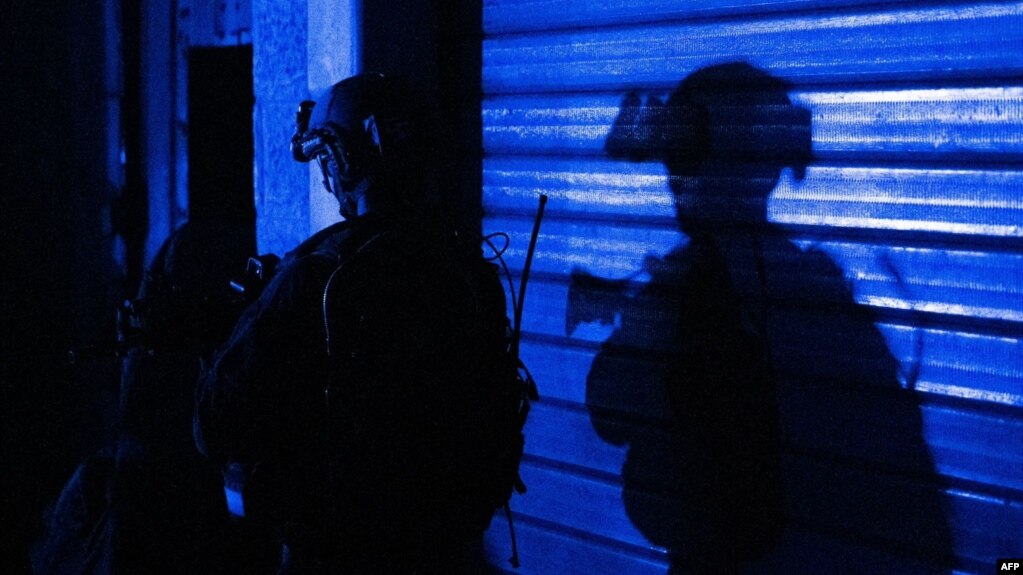 ২০২৩ সালের ১৫ নভেম্বর ইসরায়েলি সেনাবাহিনীর প্রকাশিত এই হ্যান্ডআউট ছবিতে গাজা সিটির আল-শিফা হাসপাতালে সামরিক অভিযানের সময় সেনাদের দেখা যাচ্ছে। ফাইল ছবি।