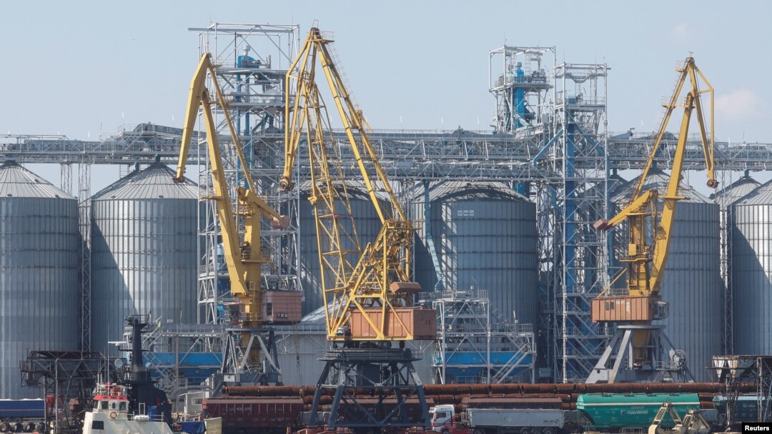 Зерновой терминал в морском порту в Одессе (архивное фото)