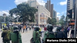 Polisi wakikabiliana na waandamanaji mjini Nairobi, Kenya, Juni 25, 2024.