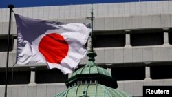 Arhiva - Japanska zastava viori se iznad sedišta Banke Japana u Tokiju, 18. marta 2024.