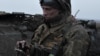 Архівне фото, березень 2023 : Український військовий з мобільним телефоном в Донецькій області.