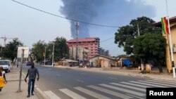 Dans le quartier Coronthie, épicentre de l'explosion, même la prison centrale de Conakry avec son mur de plus de dix mètres n’a pas été épargnée par la violence de l’explosion.