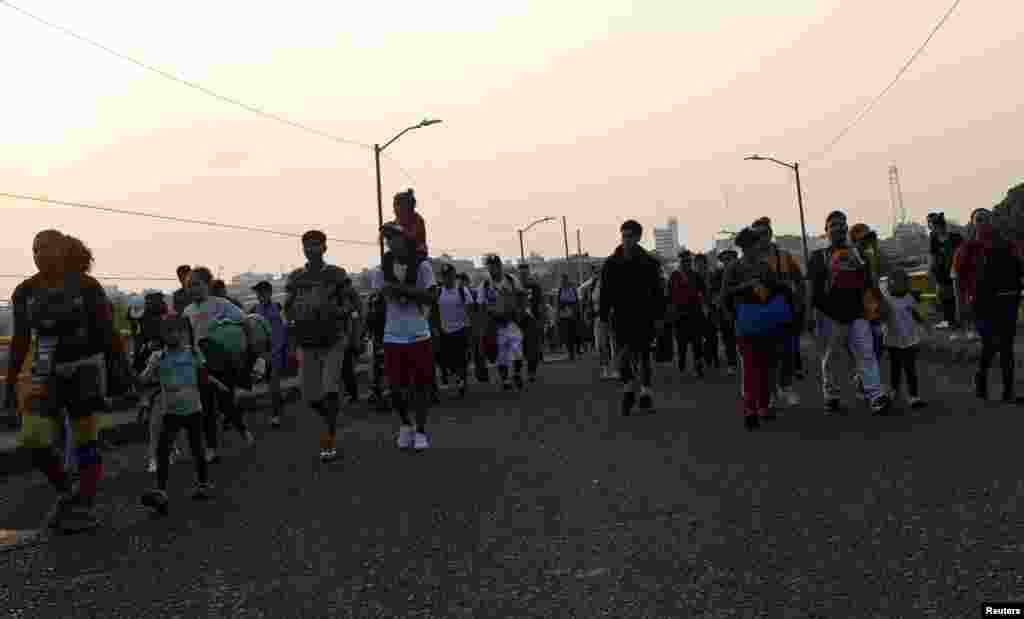 Irineo Mujica, director de la organización sin fines de lucro Pueblos Sin Fronteras, dijo que la nueva caravana surgió como una forma de protesta de los migrantes que exigen el cierre de los centros de detención.