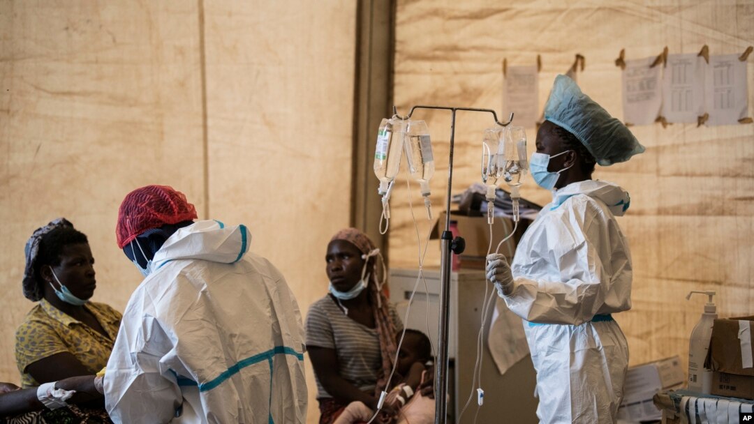 Abaforoma bariko baravura Kolera mu bitaro vy'i Bwaila i Lilongwe, muri Malawi