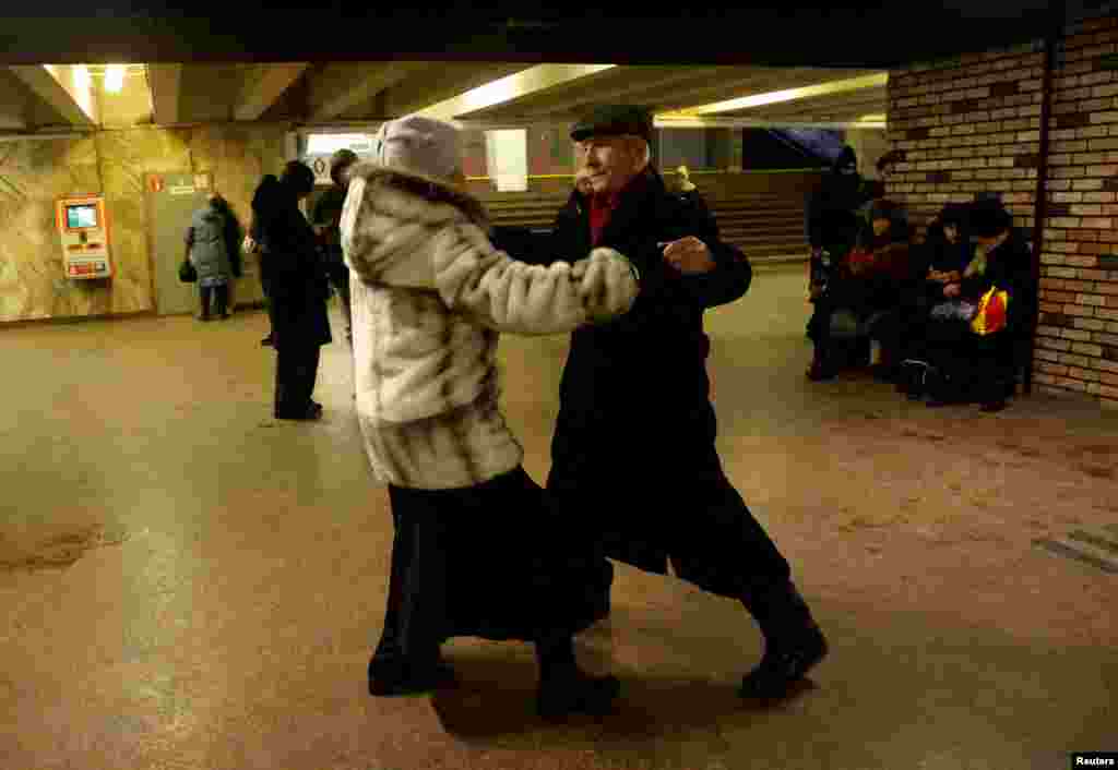 14 de enero de 2023. Una pareja baila en una de las estaciones del metro de Kiev, donde se refugian de los ataques y bombardeos.&nbsp;