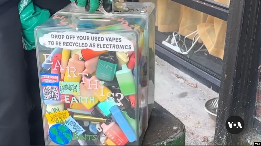 Kotak pembuangan resmi atau drop-off box Vape di New York. (VOA Video)