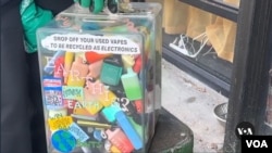 Kotak pembuangan resmi atau drop-off box Vape di New York. (VOA Video)