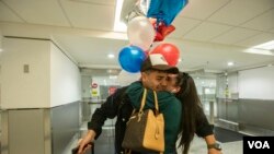 Edeitys Elian Coto Sierra abraza a su hermano, Maikel Antonio Coto Salazar -de Cuba- quien llegó a Miami luego de obtener el parole humanitario, el viernes 17 de marzo de 2023 en el Aeropuerto Internacional de Miami.