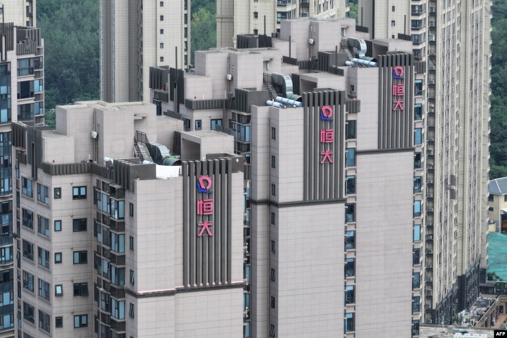 中国江苏南京一处公寓楼上的恒大标识。（2023年8月17日）(photo:VOA)