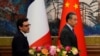 Французький міністр закордонних справ Стефан Сежурне і китайський міністр закордонних справ Ван Ї у Пекіні 1 квітня 2024 р. 